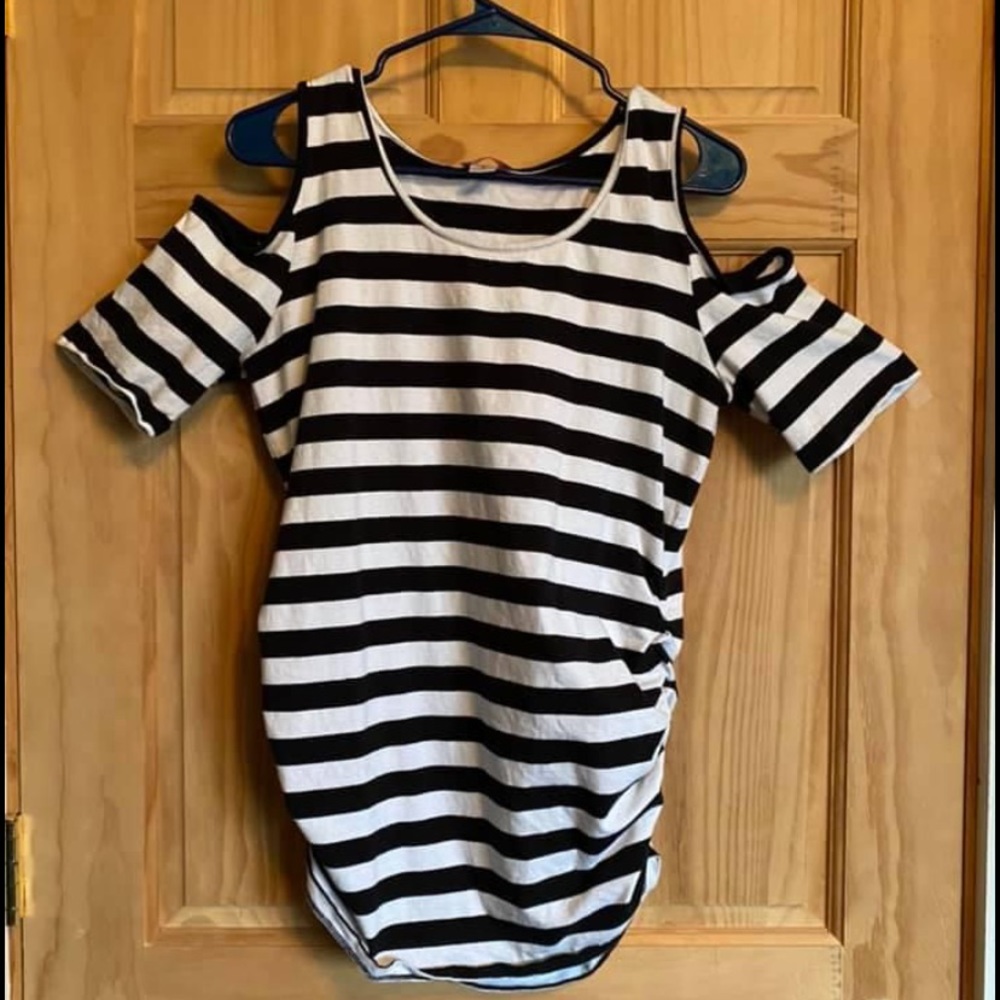 XL cold shoulder maternity top